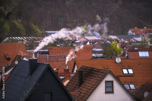 Rauchende Schornsteine in ländlicher Siedlung 