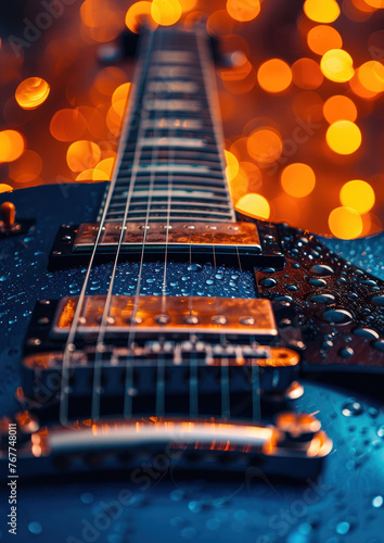 Gros plan d'une guitare électrique, éclairage cinématique, lumière orange en arrière-plan, gouttes d'eau.