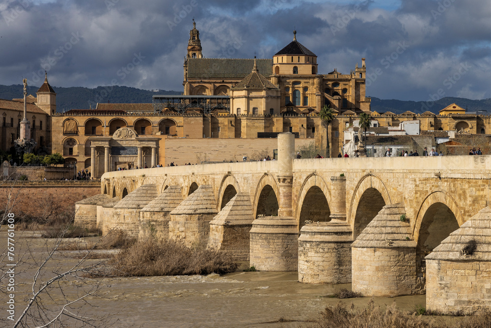 Cordoba, Andalusien, Spanien, Roemische Bruecke mit der Mezquita Kathedrale im Hintergrund und dem Fluß Rio Guadalquivir 