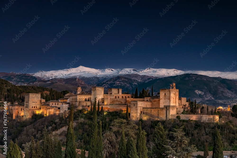 Granada, Andalusien, Spanien, Alhambra, mit schneebedeckten Bergen, Sierra Nevada < english> Granada, Andalusia, Spain, Alhambra, with snow-capped mountains, Sierra Nevada