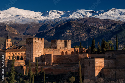 Tableau sur toile Granada, Andalusien, Spanien, Alhambra, mit schneebedeckten Bergen, Sierra Nevad