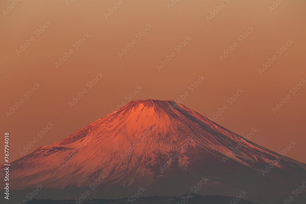 朝日を浴びて赤く染まる元旦の富士山