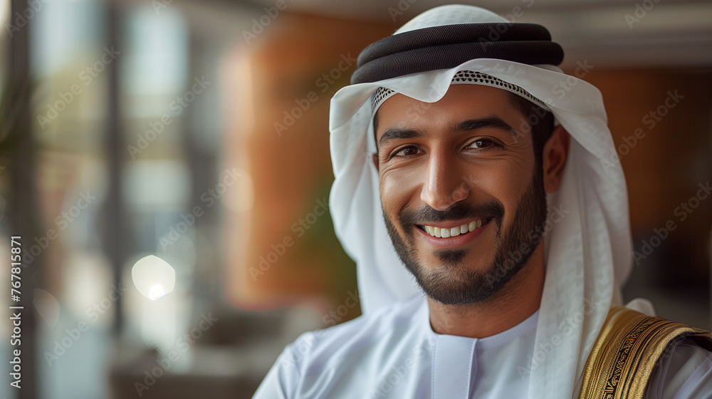 Foto de A smiling Emirati businessman Wearing UAE Emirati Traditional ...