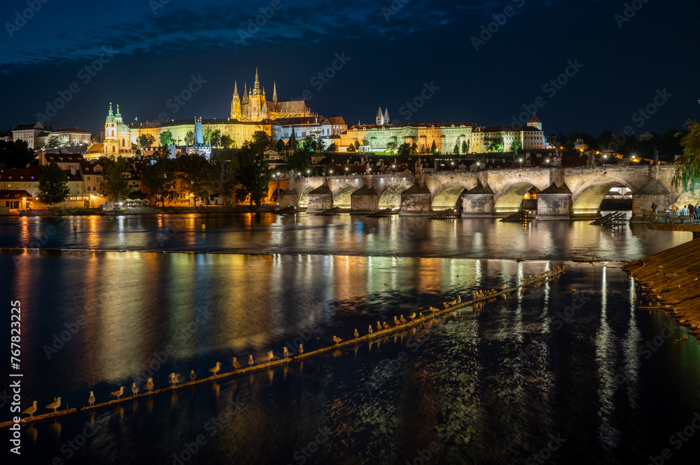 Praga, panorama notturno della città e del Ponte Carlo