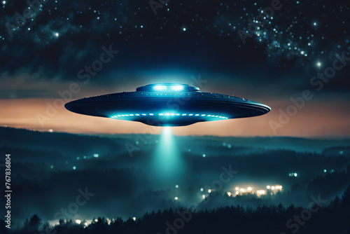 UFO in der Nacht über einem Wald