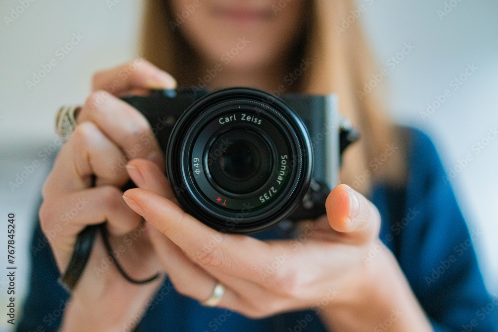 Frau mit spiegelloser vollformat kamera, bokeh Frau mit spiegelloser vollformat kamera, bokeh