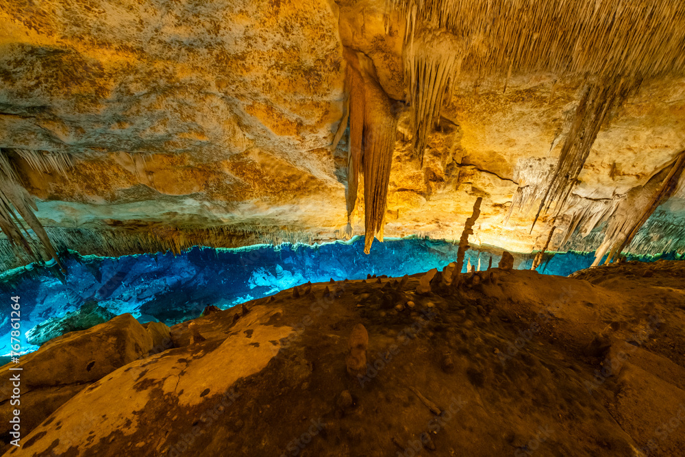 amazing photos of Drach Caves in Mallorca, Spain