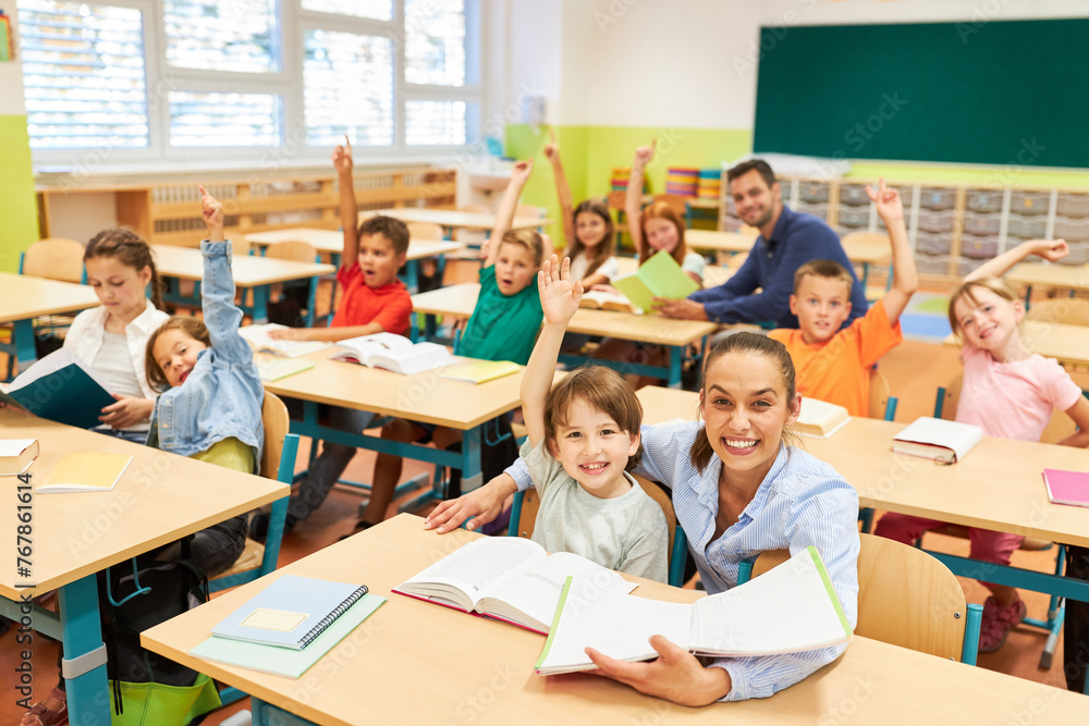 © Robert Kneschke - School teacher sitting with children in classroom © Robert Kneschke - School teacher sitting with children in classroom
