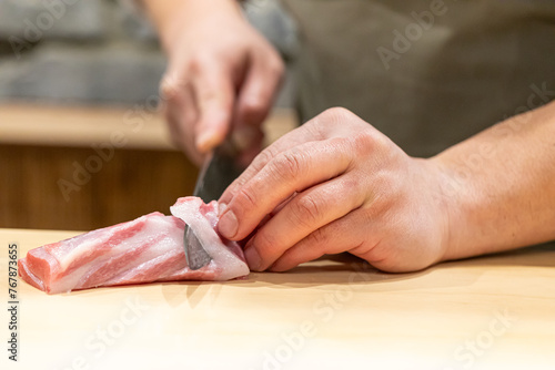 マグロ、中トロの切り分け