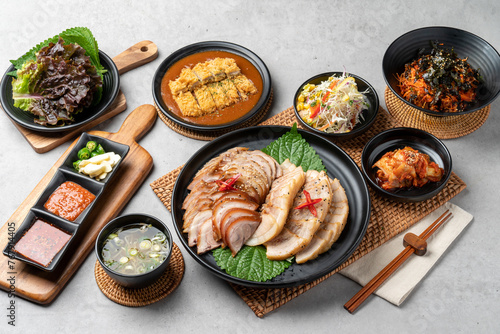 Korean food, pig's feet, spicy, bossam, pork, boiled pork, oysters, side dishes, kimchi, cabbage, perilla leaves, cabbage, garlic, pepper, pork cutlet