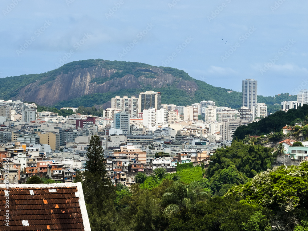 Obraz premium Beautiful view of Sugarloaf Mountain (Morro do Pão de Açúcar), Baia de Guanabara, Niterói, Morro dos Prazeres favela, from a viewpoint in Parque das Ruínas - Rio de Janeiro, Brazil