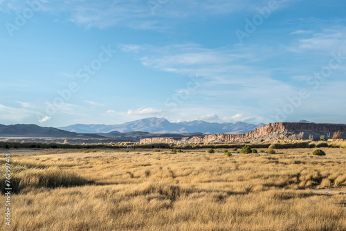 Valle con paredones naturales de rocas y montañas de fondo.  photo
