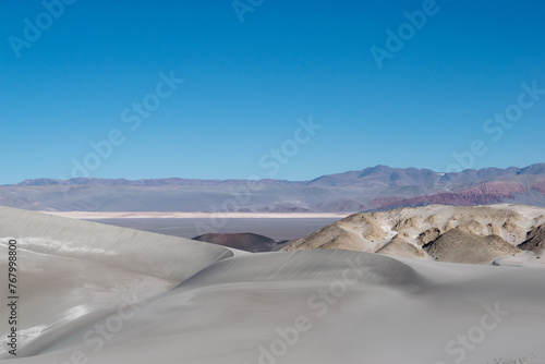 Desierto y valle con monta  as de fondo. 