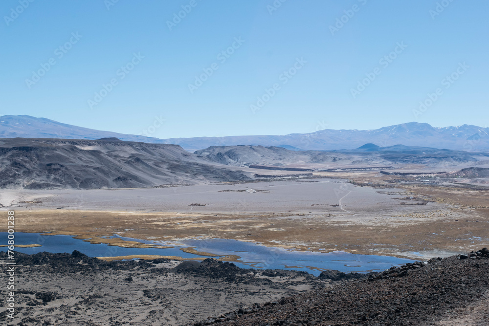 Un gran valle con montaña, rocas y lagos. Un gran valle con montaña, rocas y lagos.