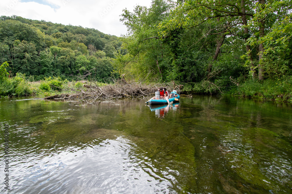Obraz premium Canoës-kayaks, Canoë sur la rivière L'Iton Eure en Normandie