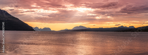 Blick von Ulsvåg auf die Lofoten in Norwegen