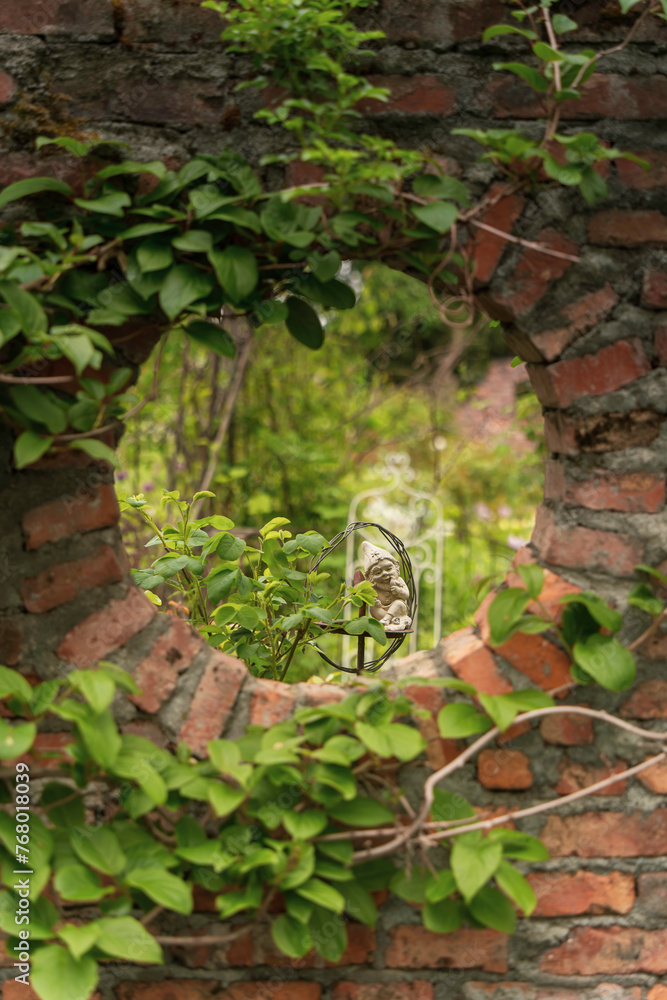 Obraz premium 庭でくつろぐ小人