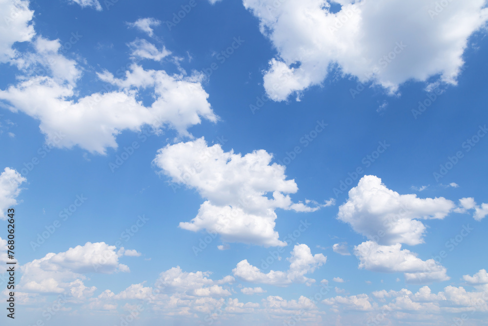 Φωτογραφία Beautiful epic soft gentle blue sky with white fluffy clouds background texture