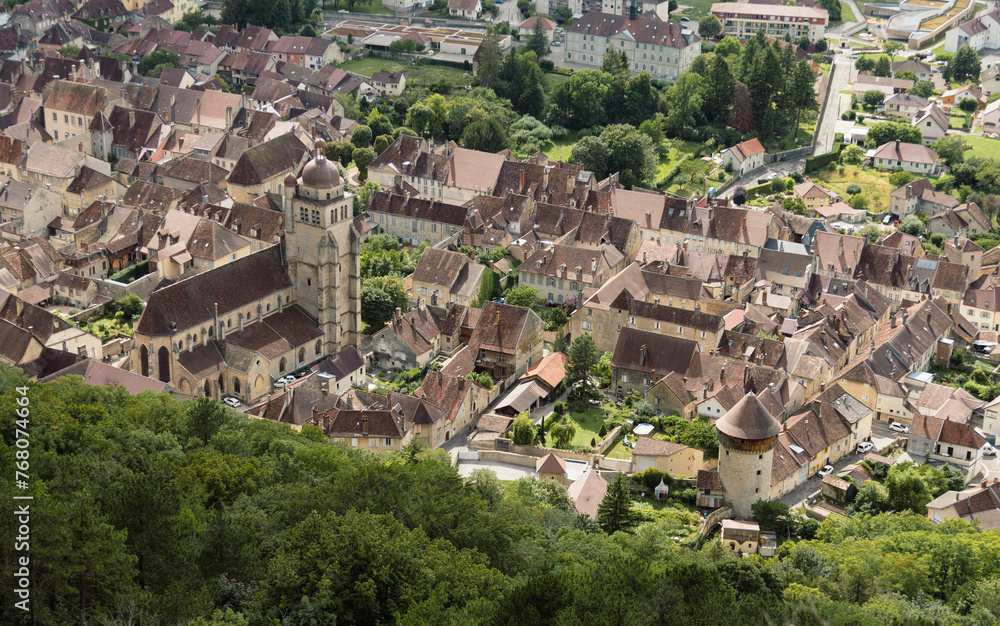 Vue de Poligny, capitale du Comté de Jura avec l'église collégiale de Saint-Hippolyte du point de vue de la Roche du Pénent