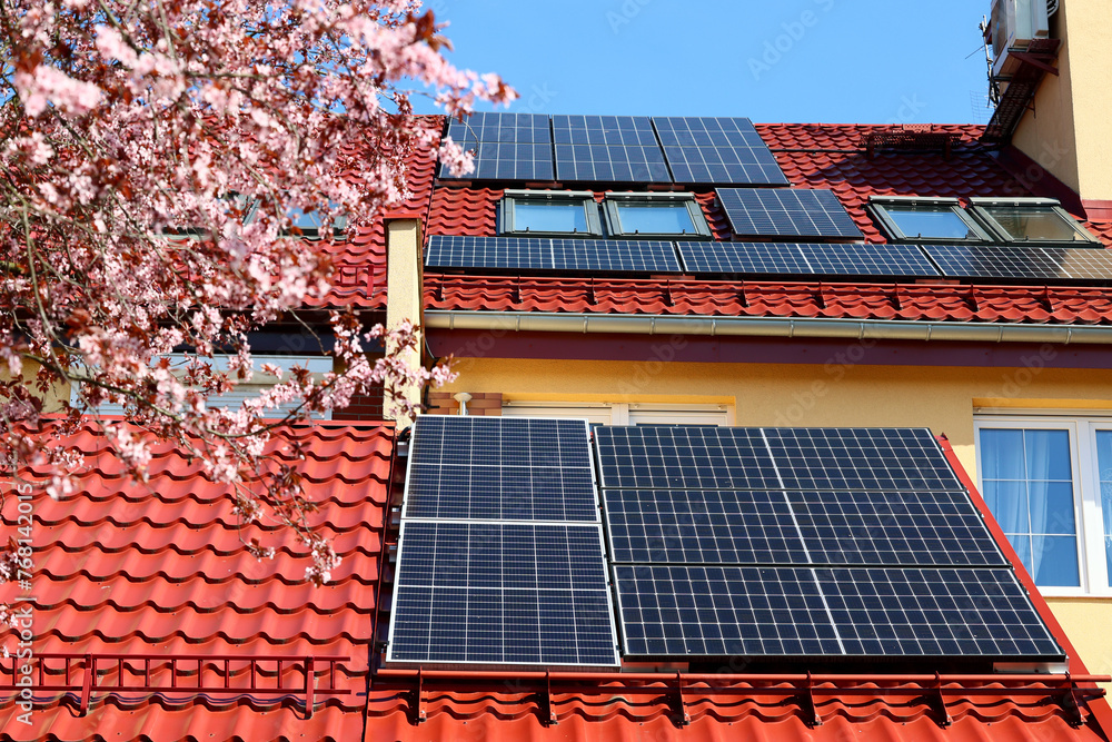 Panele słoneczna na dachu domu jednorodzinnego w europie. - obrazy, fototapety, plakaty 