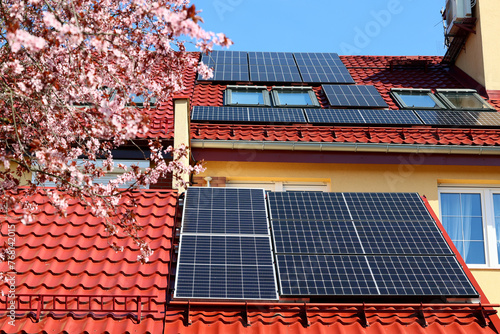 Panele słoneczna na dachu domu jednorodzinnego w europie. photo