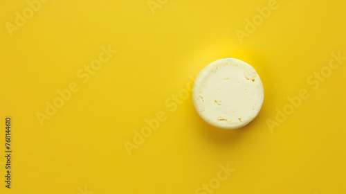 queijo visto de cima isolado no fundo amarelo photo