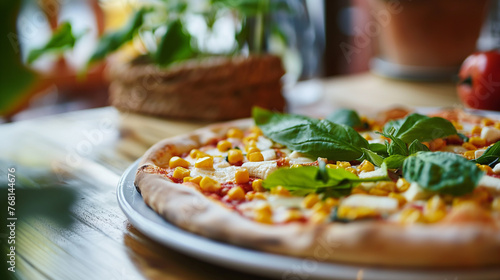 prato de pizza de milho com queijo em um mesa no fundo desfocado
