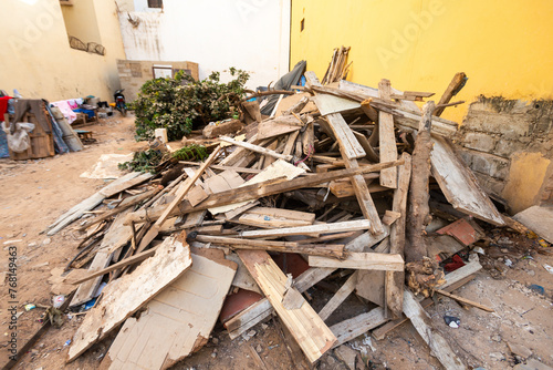 Fototapeta Naklejka Na Ścianę i Meble -  Un tas de bois témoignant de la destruction de cabanes de migrants dans la ville de dakar au Sénégal enAfrique