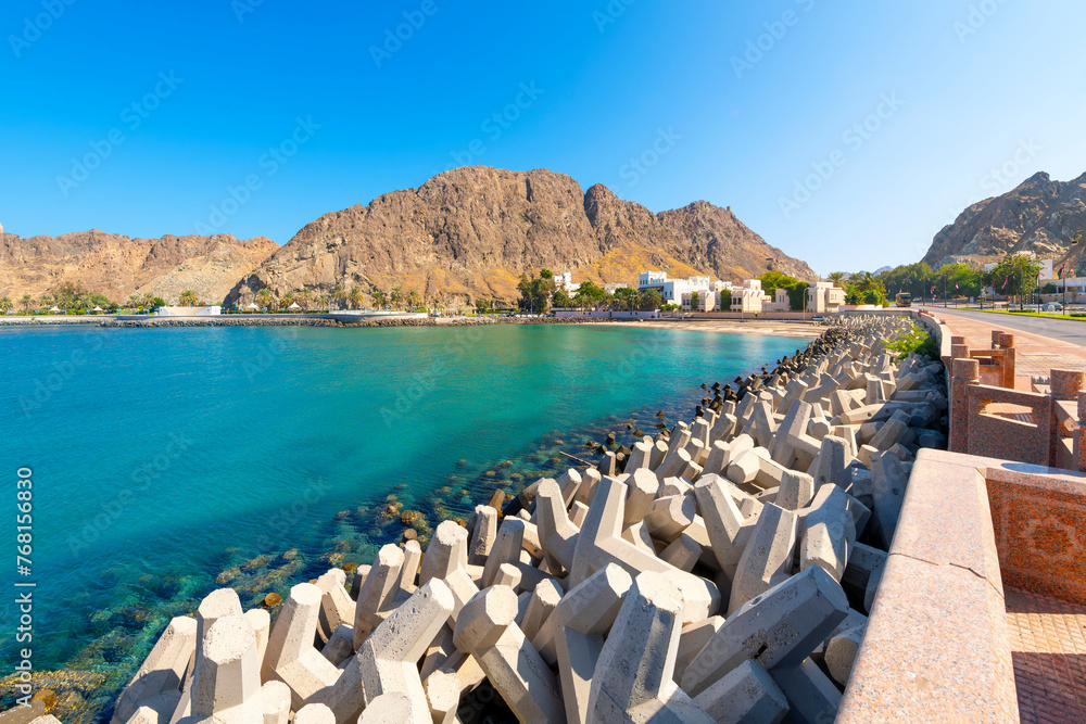 Φωτογραφία View of sandy beach, mountains alongside a residential neighborhood along the Gulf of Oman and Muttrah Corniche at Kalbuh Bay and Park, Muscat, Oman