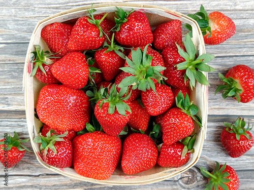 plusieurs fraises, en gros plan, sur une table  © ALF photo