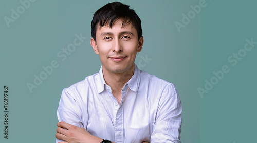 
homem bonito chinês , fundo verde puro: 25  anos, sorriso confiante, cabelo escuro, aparência profissional, relógio elegante, cor sólida photo