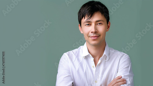 
homem bonito chinês , fundo verde puro: 25  anos, sorriso confiante, cabelo escuro, aparência profissional, elegante, cor sólida photo
