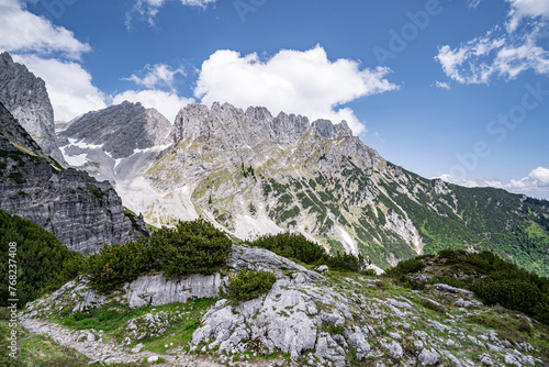 Felsen mit sp  rlichem Bewuchs hoch im Wilden Kaiser Gebirge in Tirol.