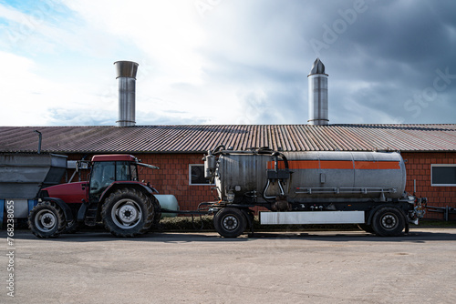 Ackerbau - Gülle fahren, Gülletransportfahrzeug steht auf einem Bauernhof.