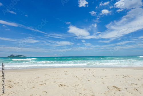 Vista Panorámica de la playa de Barra de Tijuca en la ciudad de Rio de Janeiro en Brasil, se observa el mar, el cielo y la arena en pleno día soleado