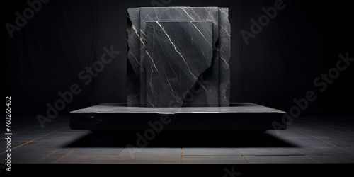 Pedestal de mármore iluminado com fundo preto, Un fondo negro con una gran roca en el medio. photo
