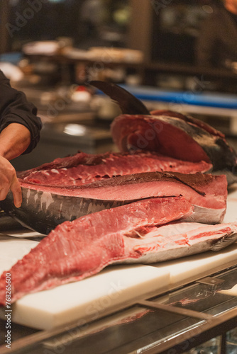 Hier wird frischer Thunfisch mit einem Scharfen Messer geschnitten und zerlegt