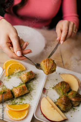 Künefe mit gebrannten Pistazien mit Mozzarella und Tee photo