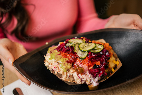 Frische Kumpir mit Gemüse in einer Schalle
