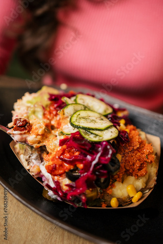 Frische Kumpir mit Gemüse in einer Schalle
