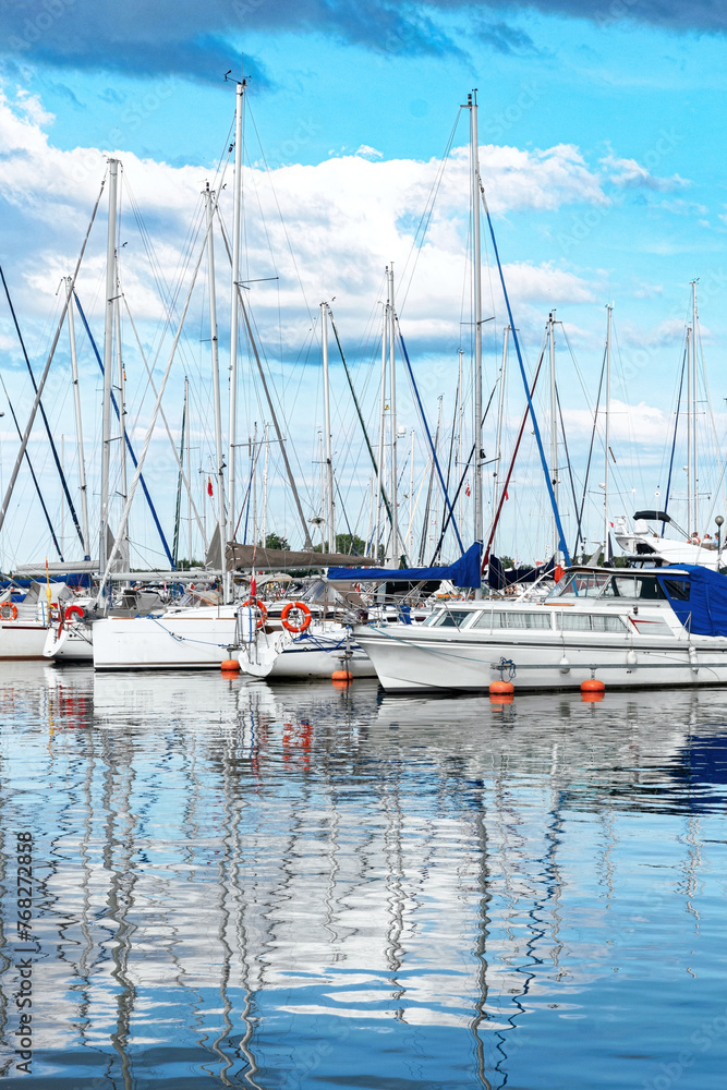 Obraz premium Beautiful white yachts and sunny marina