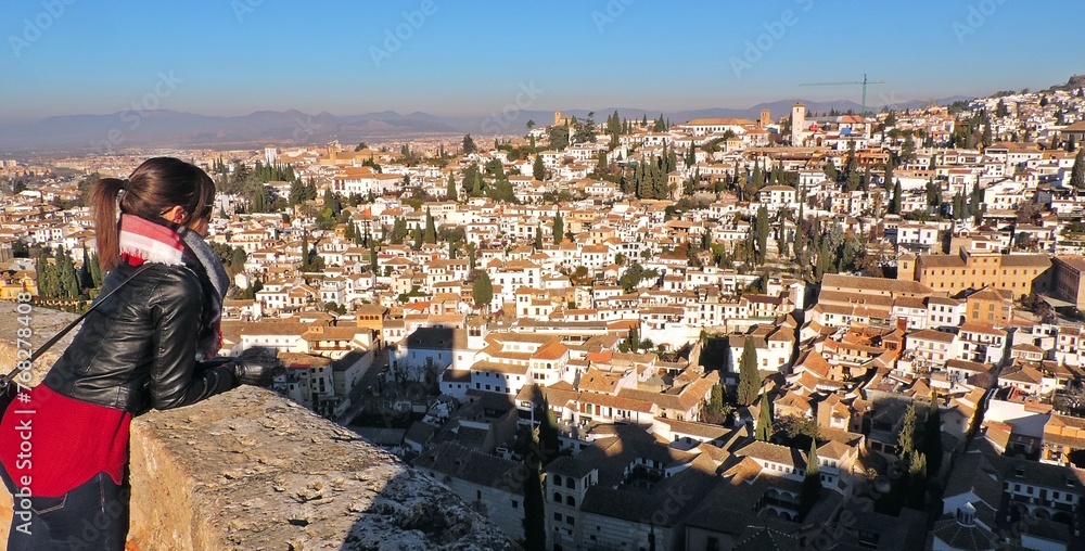 Joven turista observando la ciudad de Granada desde la Alhambra.