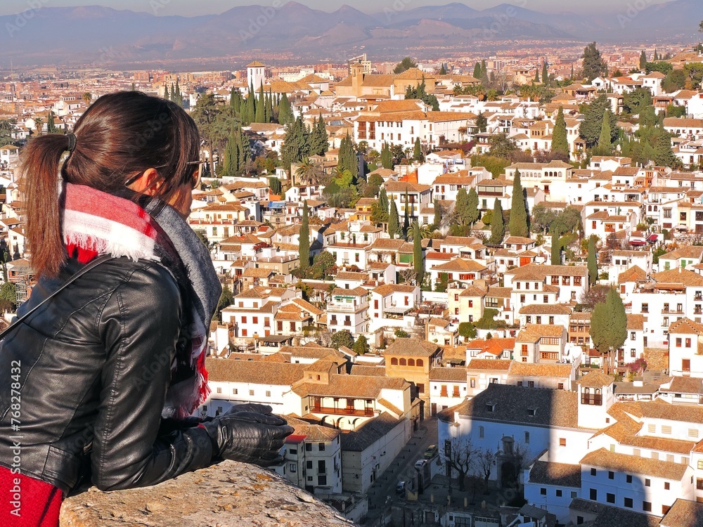 Joven turista observando la ciudad de Granada desde la Alhambra. 