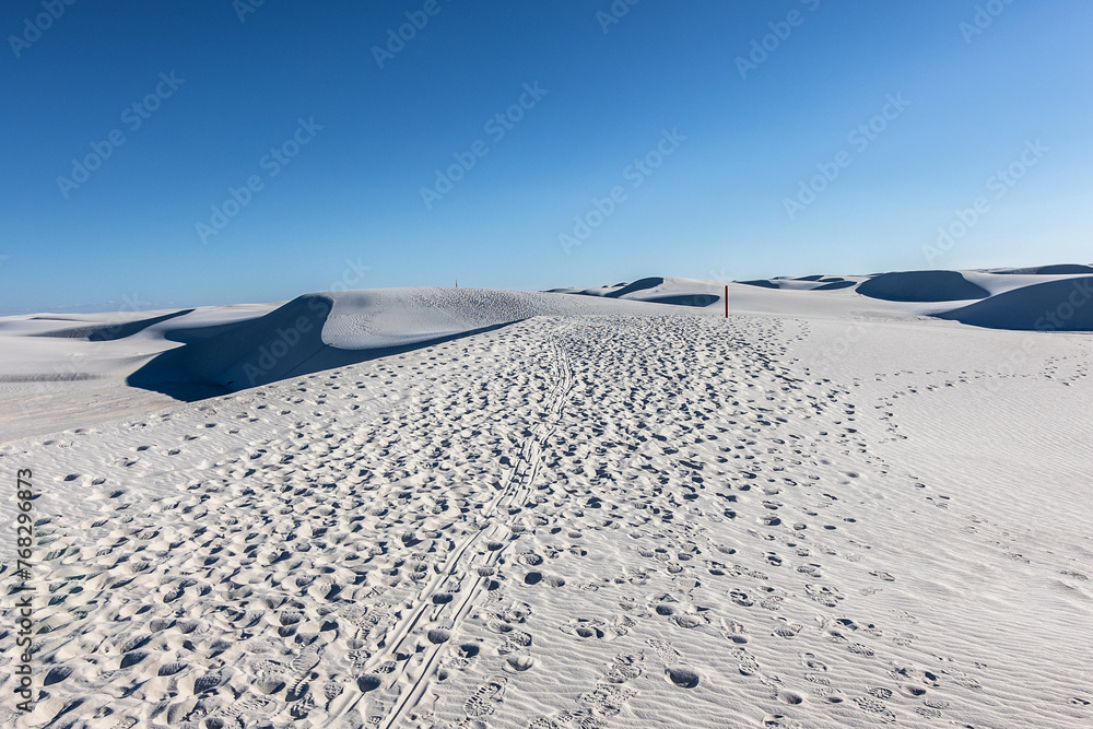 Ταπετσαρία Hiking the Alkali Flats Trail at White Sands National Park.