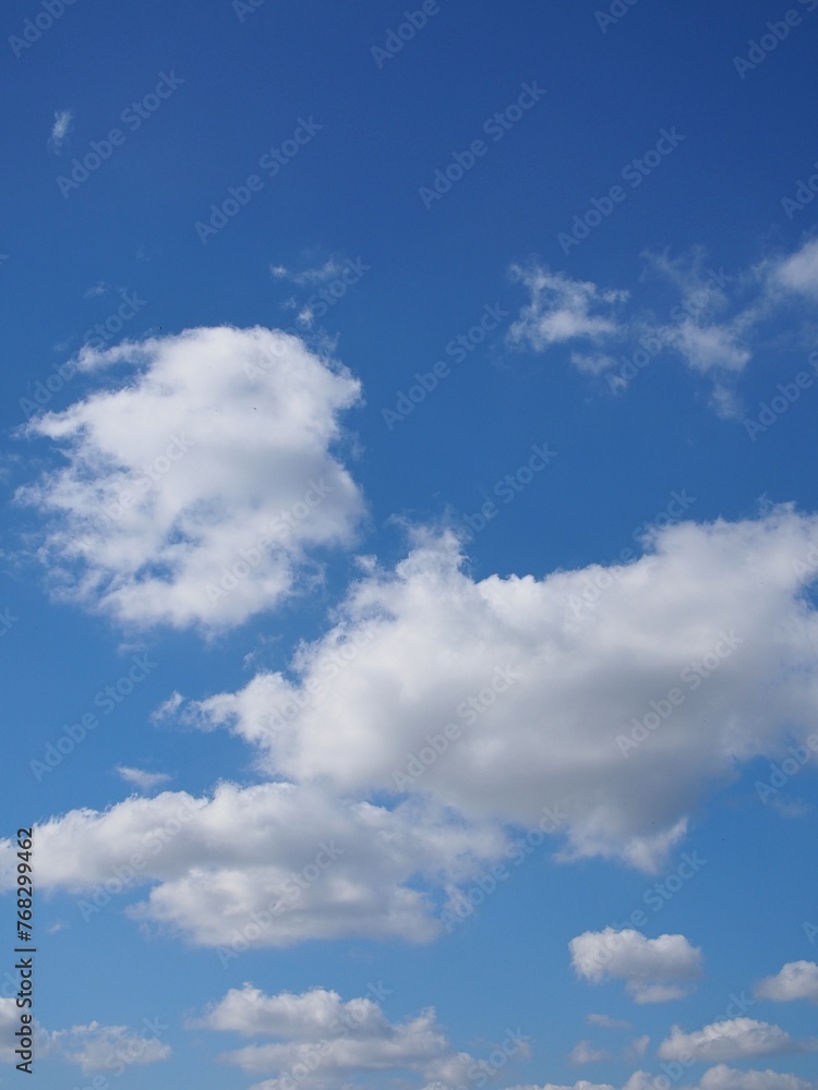 Farbiger Himmel mit interessanten Wolken als Hintergrund Farbiger Himmel mit interessanten Wolken als Hintergrund