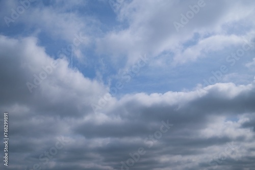 Farbiger Himmel mit interessanten Wolken als Hintergrund