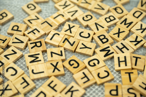 lettres imprimés sur des carré de bois pour construction de mots photo