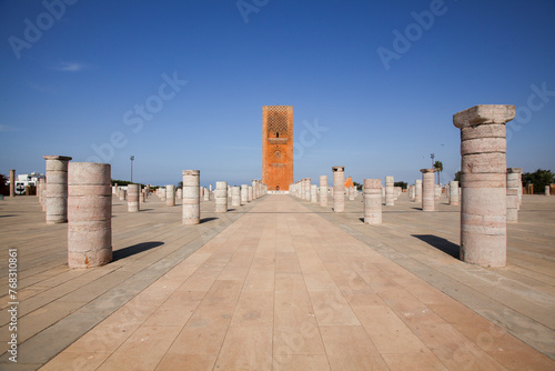 La tour Hassan est une tour emblématique de Rabat, capitale du Maroc, constituant le minaret d'une mosquée du xiie siècle inachevée1. photo