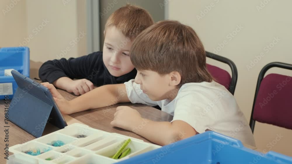 Vidéo Stock Children engage in STEM learning activities, assembling ...
