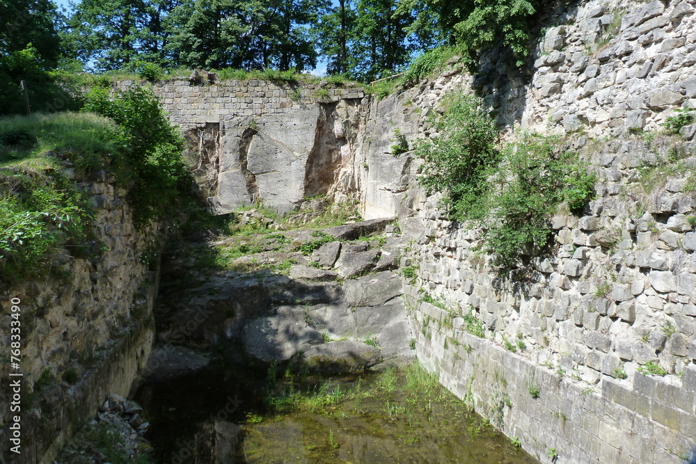Graben an der Ruine Burg Regenstein bei Blankenburg im Harz in Sachsen-Anhalt